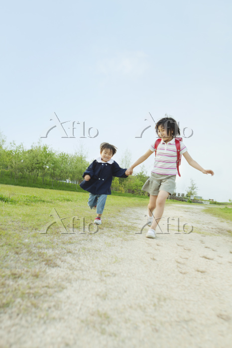 19,124 手をつなぐ 走る Stock Photos, High-Res Pictures, and Images - Getty Images手を引く, 二人三脚