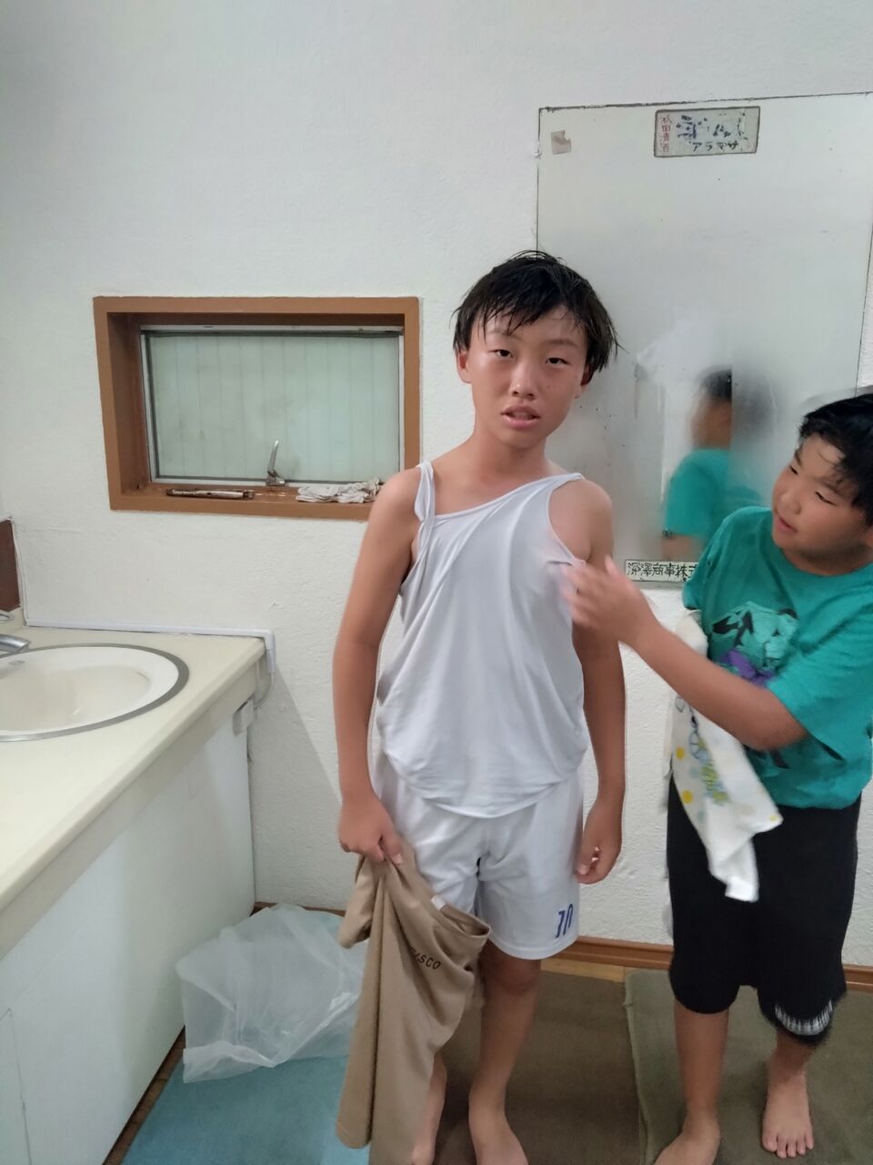 お風呂でシャボン玉をする少年7305585 の写真素材 - アフロ