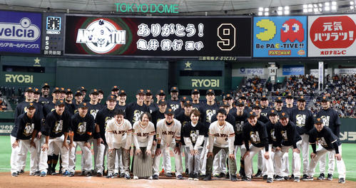 巨人亀井善行、言葉詰まらせ涙ファンに別れ 引退セレモニー写真特集 - プロ野球ライブ速報 : 日刊スポーツ