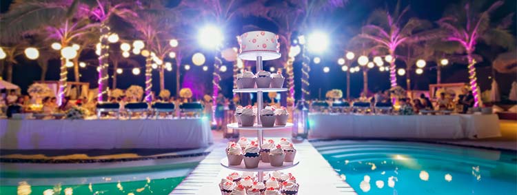 風船をプールに入れる演出かと思いきや ？ なんとそこから空へと舞い上がるサプライズ演出！🎈 まさかの演出にゲストもびっくり！美しく空へと飛ぶ瞬間にも注目です💡 video by @mgm____716 さま一度きりの人生一度は魔法にかけられてプラコレdressy花嫁感動weddingdîlan결혼식ドロップアンドフライバルーンリリース