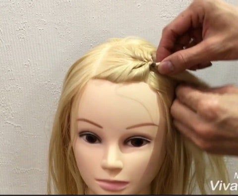 前髪アレンジ⠀, 前髪伸ばしかけの子も, 少し短い子でもできるよ！, いつもと違った雰囲気になるから, ぜひ保存してやってみてね🤗✨⠀,⠀, ⠀, 〜〜〜〜〜〜〜〜〜〜〜〜〜〜⠀, ⠀, 不器用でもできる子供ヘアアレンジ👧🏻🩷, ⠀, ＊ 簡単5分以内でできる髪型, ＊娘もママも笑顔でいる, ＊ 今しかない子育ての時間大切にしよ, ⠀, 参考になったらぜひ「♡」や保存をしてね！,