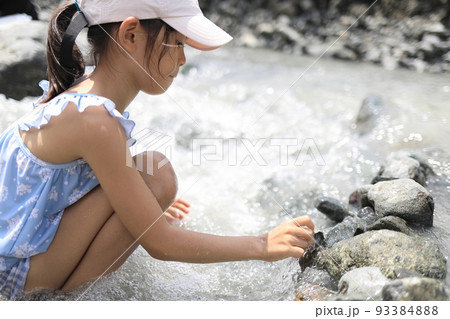 川の流れを石でせき止める女子小学生7歳 の写真素材93384888- PIXTA