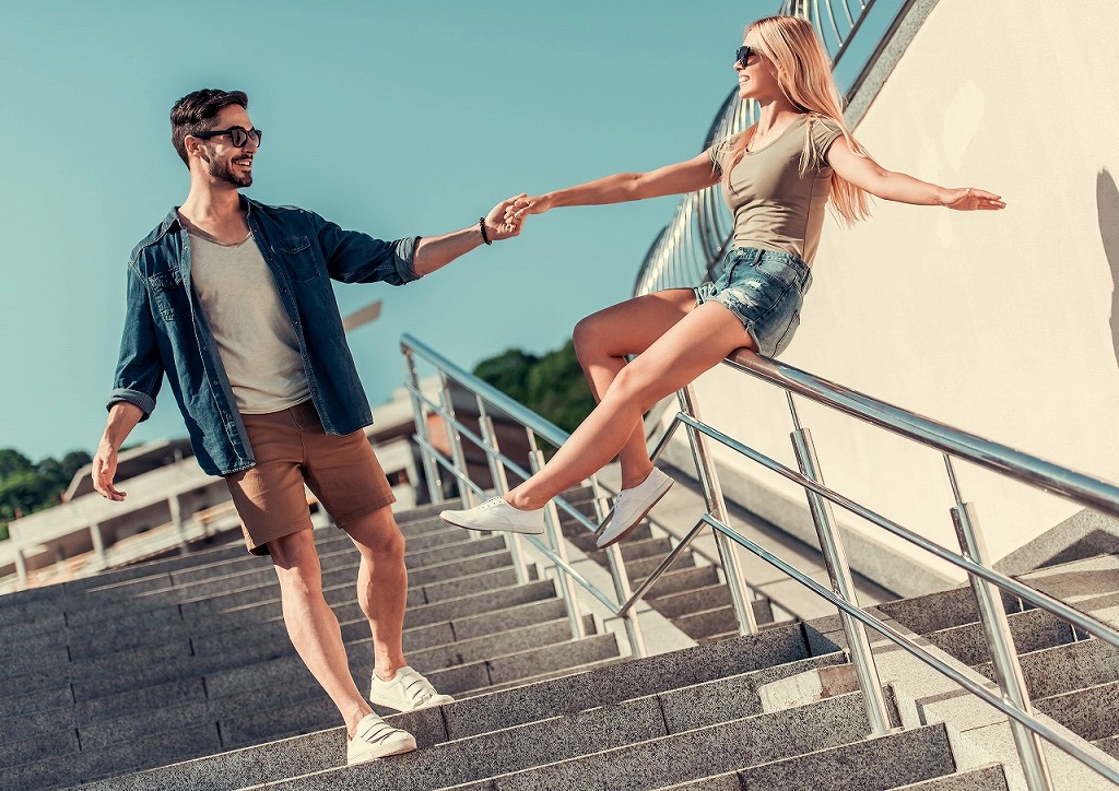 手を繋ぐタイミング10選。初めて繋ぐのは付き合ってから何回目のデート？Smartlog