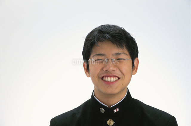 笑顔の男子中学生 11004120575 の写真・イラスト素材アマナイメージズ