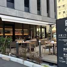 左から）おの店長、NPO法人「マダムウィッチーズ」代表の坂上さん - 大宮経済新聞