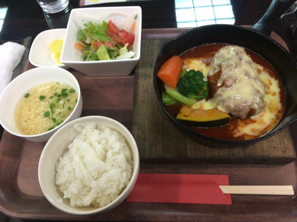 カジュアルダイニングBon＠西条】コスパ良し。熱々鉄板ハンバーグのお店 | 愛媛のタロウ