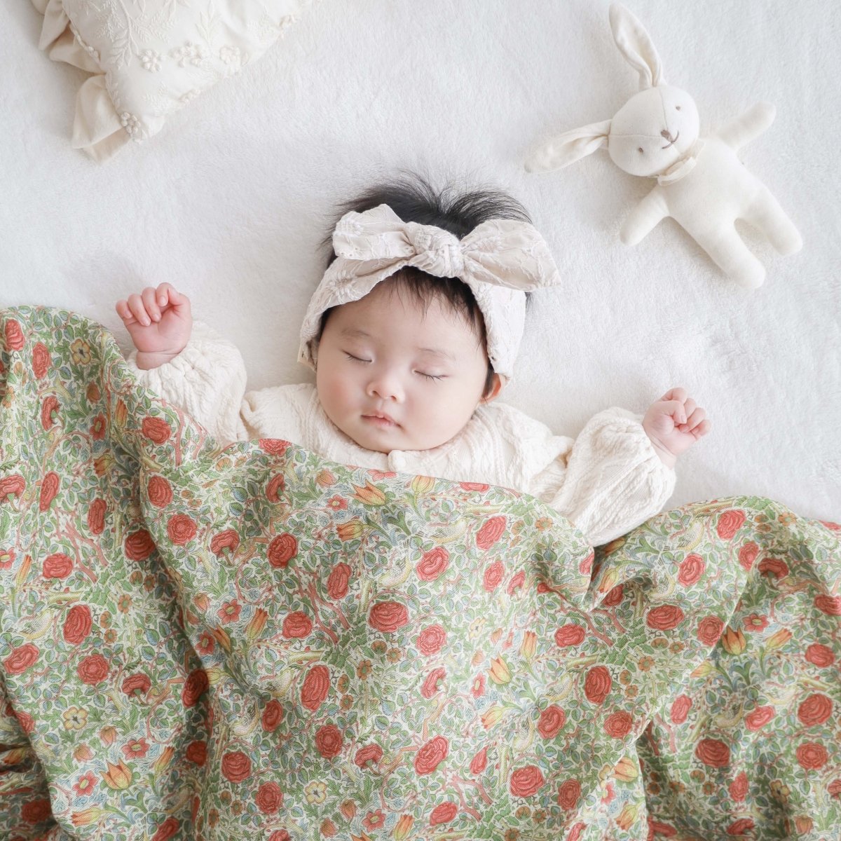 新生児から足の蹴りが強く、カラダの反りが気になる赤ちゃん の行動発達から読み解く寝返りハイハイのベビータッチ 3年先を見込んだ発達の離乳食 助産師栄養士保育士ぴよままガーデンズ