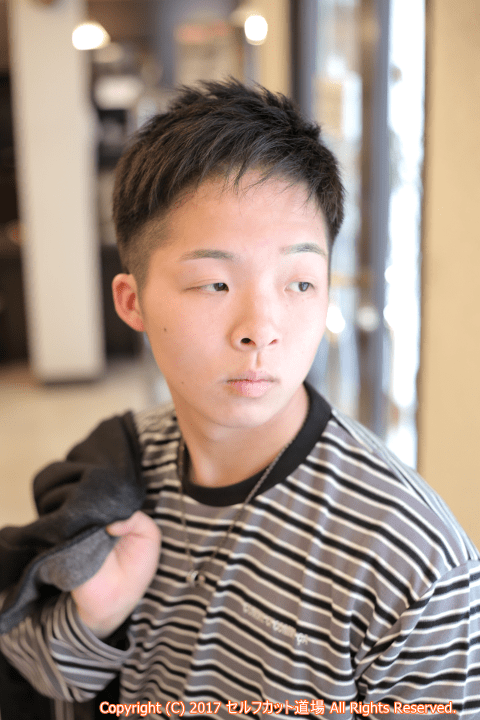 こんにちは😊✨ 先日お母様とご来店してくれた男の子をご紹介します🎶 スタイルは前髪短めのツーブロックです✂︎✂︎ サイドは3ミリのバリカンで後ろも襟足からスッキリ刈り上げました✨ 最初からDVDを観たりおもちゃで遊んでくれて とってもお利口さんでした