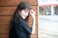 女優・優香さんと一緒に楽しむ【おしゃれアウトドア】メーク｜マットなトレンドリップが主役！ | 美ST