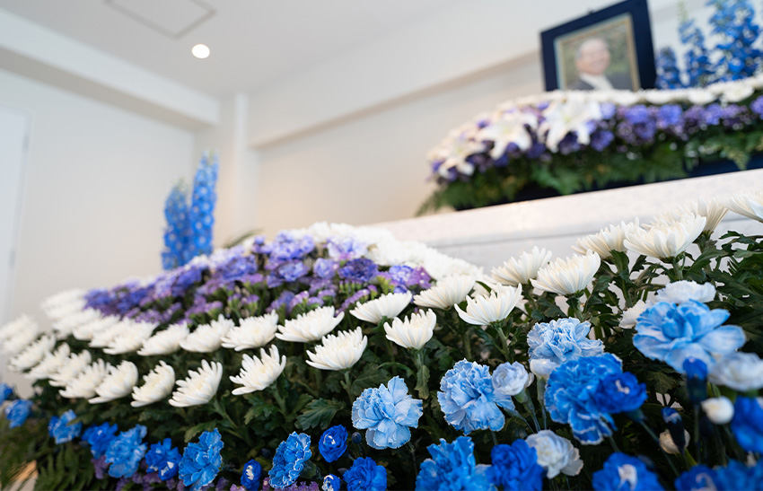 お供え花・命日の花・葬儀の花・お盆の花を贈る時の相場や注意点