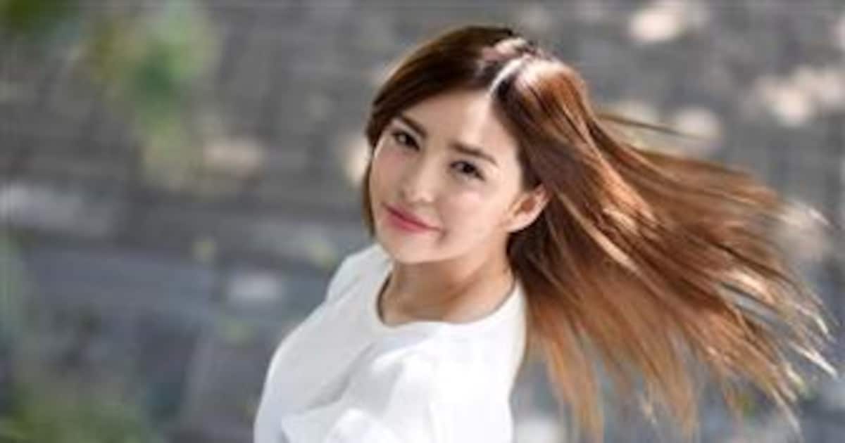 左からスミス楓、Crystal Kay。 - Crystal Kayが結婚式のチャペルで熱唱する新曲MV、花嫁役はスミス楓画像・動画ギャラリー1 4- 音楽ナタリ