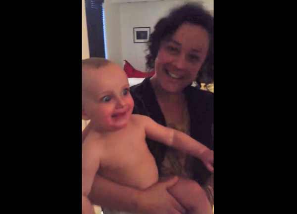 双子の開封動画：可愛い赤ちゃんたちのリアクションTikTok