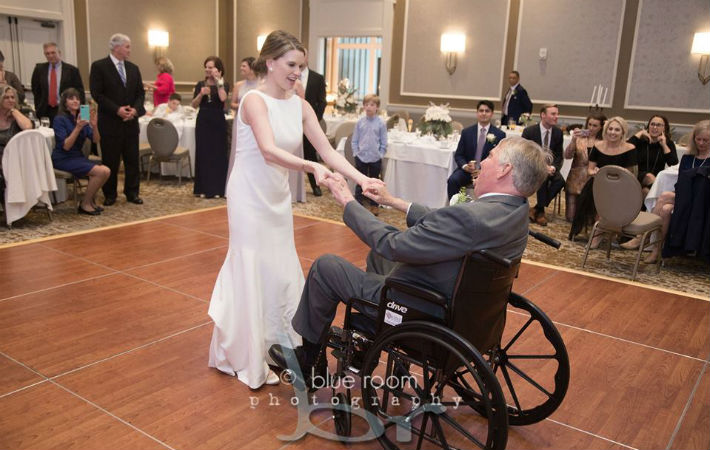 結婚する娘と結婚式に出席する父 イラスト素材2048410- フォトライブラリ