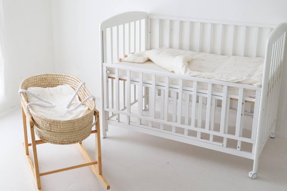 よくDMで聞かれるキャリーワゴンについて。 我が家のベビーベッド 特に問題なく使っていたキャリーワゴンのベッドだけど、2ヶ月頃からジタバタ動いて気付くと足が伸ばせないくらい下まで行っちゃうように。 あーうー👶🏼と呼ばれて気付くIKEAのエアーマットを表向き