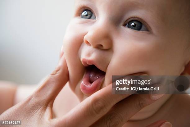 ほっぺにチュー！愛情たっぷりの家族写真ポーズアイデア - 熊本のレンタル撮影スタジオ C STUDIO