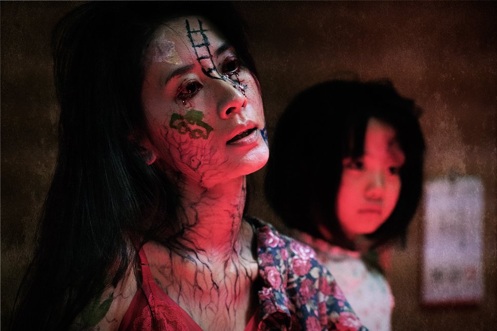 暗い夜に食器棚に狂った怖い女の子悪魔が所有する子供 との恐怖の背景悪魔は夜にクローゼットの中に小さな女の子を所有しました暗い夜に小さな女の子の幽霊食器棚の中の子供の -女の子のストックフォトや画像を多数ご用意 - iStock