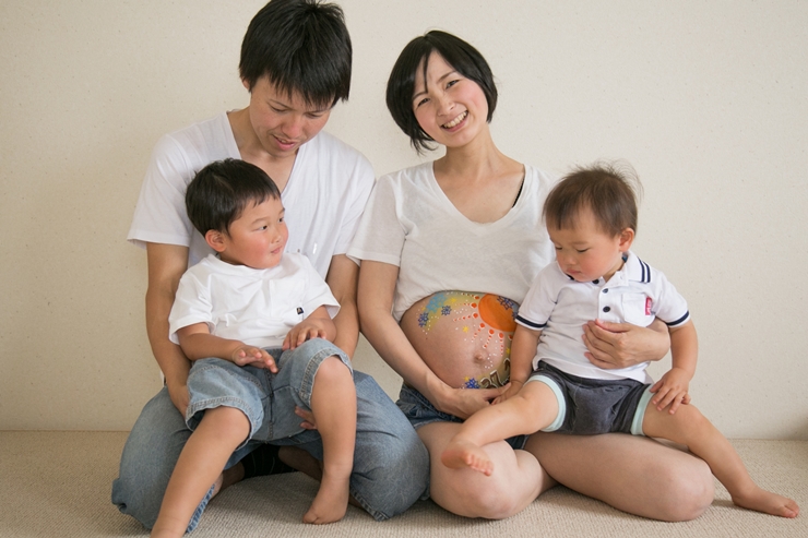 お腹を出さないマタニティフォトスタイル