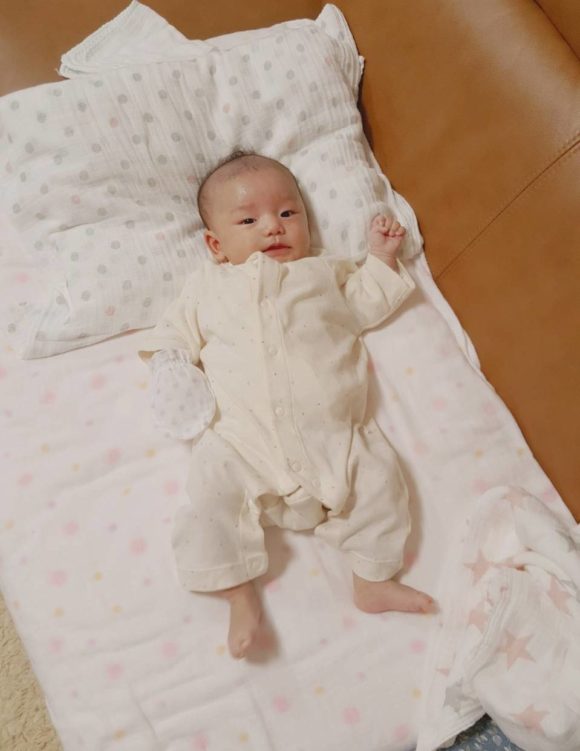 ベビーベッドで泣く女の赤ちゃん - 泣くのストックフォトや画像を多数ご用意 - 泣く, 赤ちゃん, ベッド - iStock