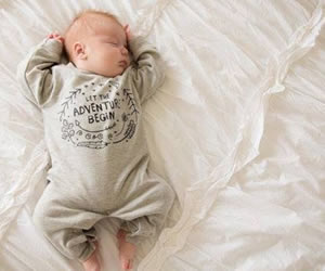 赤ちゃんは寝るときなぜ「バンザイ」の姿勢になるの？しないのは変