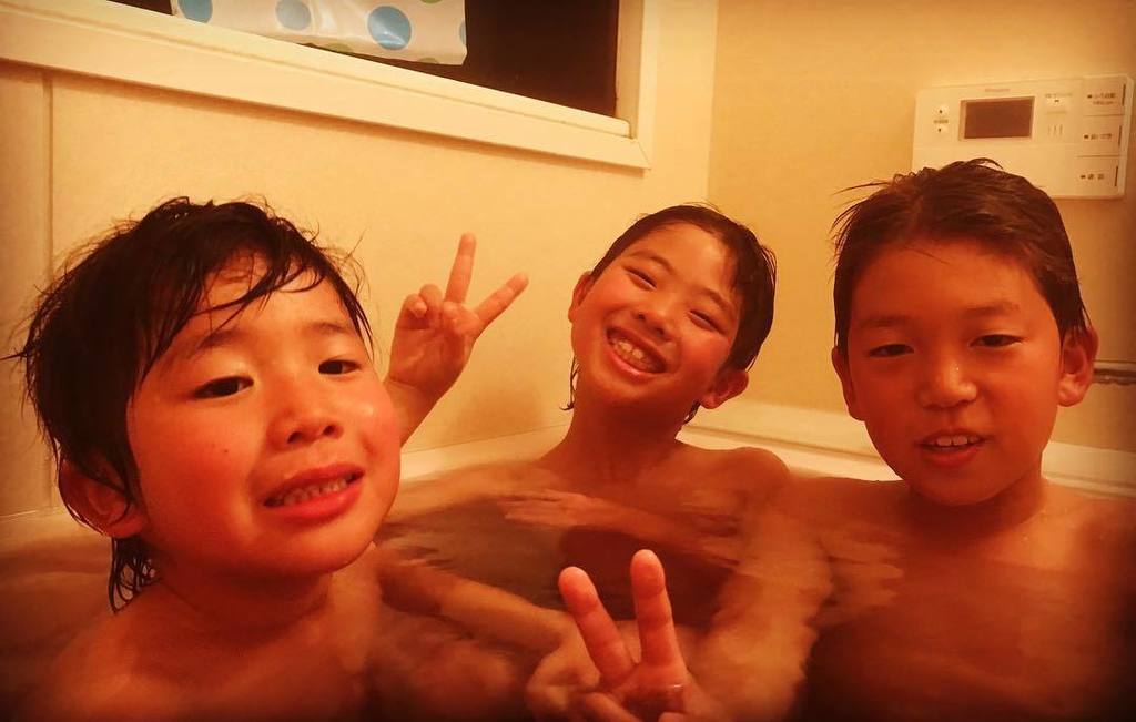 🌿こどもの日菖蒲湯🌿毎年こどもの日はしらさぎ恒例の銭湯入浴♨️。子供は無料で、しかも湯上りにヤクルトがいただけます。裸同士のつき合い腹を割ってチーム一丸です😆