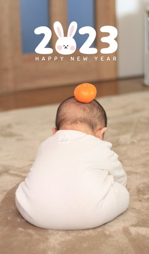 ベッドの上に座る外国人の赤ちゃんの後姿の写真素材FYI02026858ストックフォトの Qlean Market キュリンマーケット