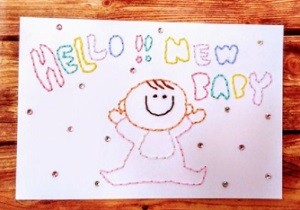 チラリと覗いたくまさんがキュート！ 手作りで作る出産お祝いのカード