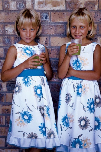 異なる国籍の感情的な子供たちはスタジオで孤立して見上げる、かわいいアルビノ、黒人アメリカ人と白人の子供は感情的に何かに反応します, 幸福, 感情, 子供の概念の写真素材・画像素材Image 147126105