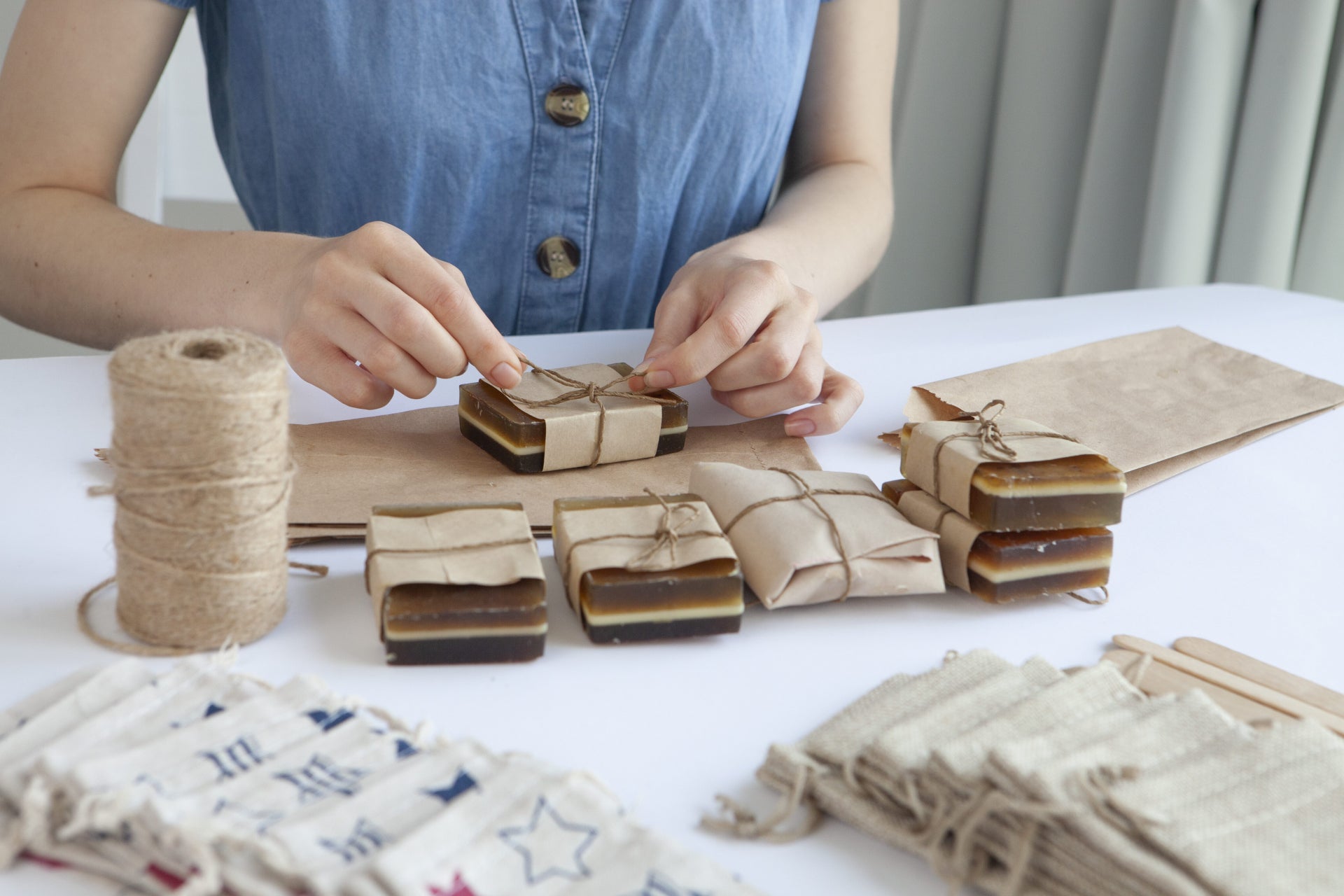 記念をお花で飾る！結婚式のご両親へのプレゼントにフォトフレームを手作り！東京・表参道・青山プリザーブドフラワーアレンジメント教室「花学校」初心者でも1回でおしゃれに手作りする！お花レッスン