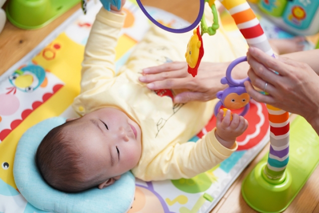 ベビージムは手作りできる？100均の材料で簡単DIY！キューズベリー抱っこ紐専門店公式ブログ