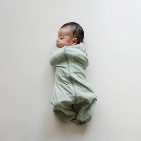 ママの膝の上で寝る赤ちゃん の Stock フォトAdobe Stock