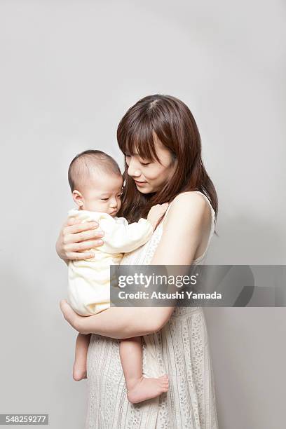 ママが赤ちゃんをただ抱っこしただけで・沖縄の赤ちゃんと子供の専門写真・フォトスタジオみるく