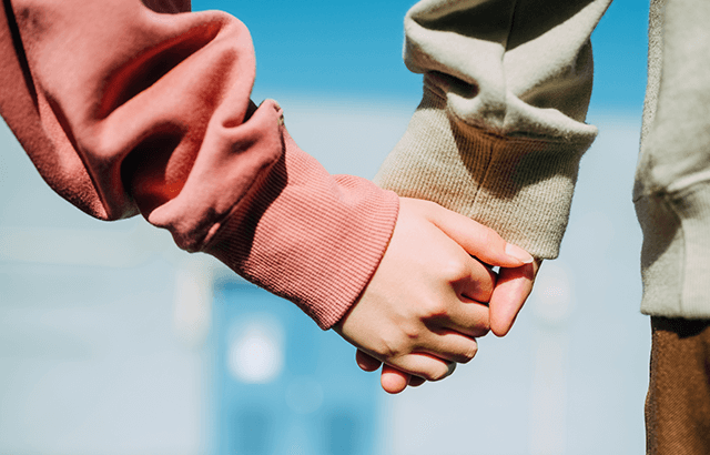 初デートで手をつなぐ男性心理とベストタイミングとは「マイナビウーマン」