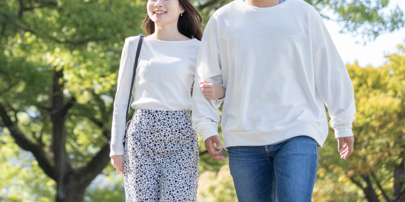 腕を組んで歩く男女カップルイラスト - No: 22713030無料イラスト・フリー素材なら「イラストAC」