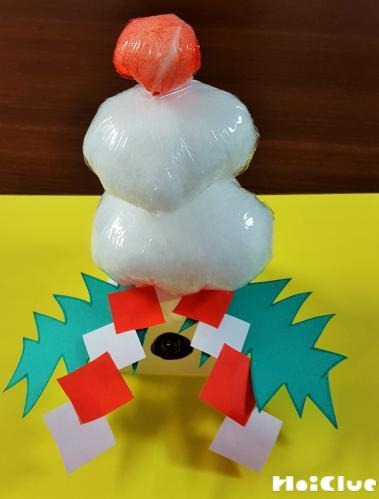 正光寺保育園赤羽岩淵園です😊✨ 今回は2歳児クラスの 1月の製作 を紹介させて頂きます。 今年はうさぎ年🐇最近子ども達がハマっている「お餅」をうさぎさんの形にして「うさぎ鏡餅」を作りました♡ 普段は遊びに使う事はしないお約束のティッシュを特別に使用しての