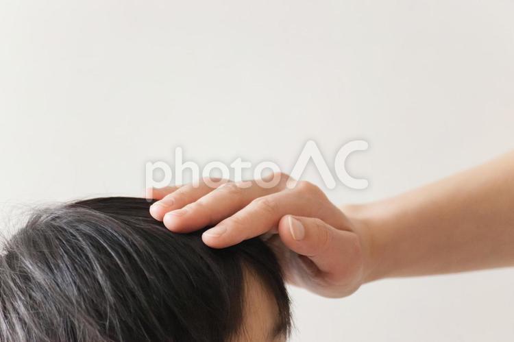 ロボットの頭を撫でる人間の手 10179014018 の写真・イラスト素材アマナイメージズ