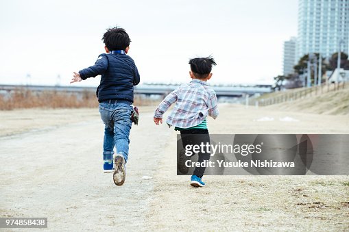 3,500点を超える子供 走る 後ろ姿の映像素材とロイヤリティフリー映像 - iStock