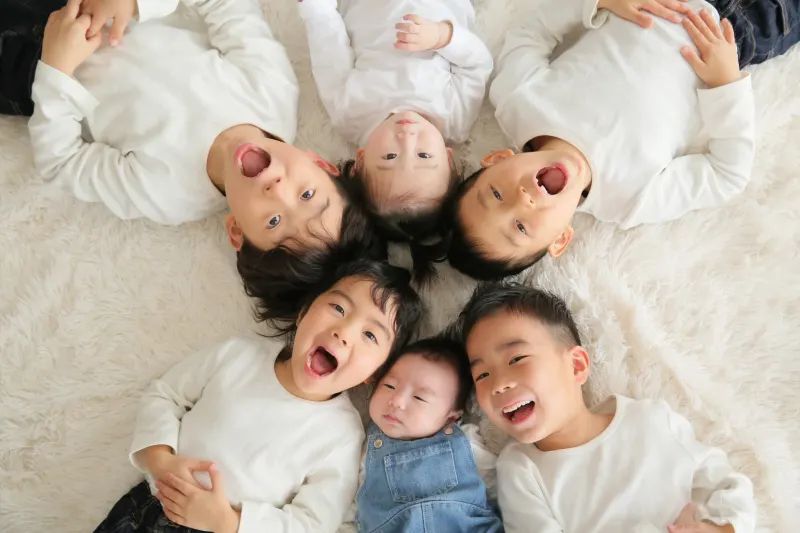 おもしろい家族写真のポーズやアイディアを紹介！おもしろく撮るためのポイントもフォトスタジオ ハピスタ 家族写真・子供写真・七五三