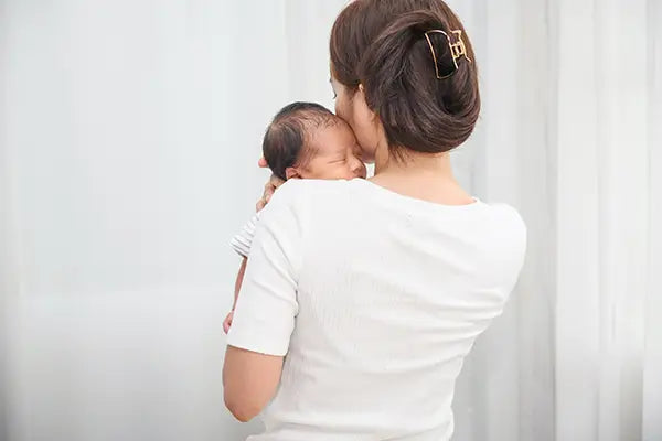 抱っこの基本縦抱き 生後すぐから助産師監修