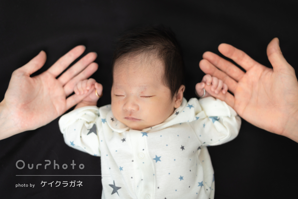 メリーズのおむつと一緒に微笑みながらのバンザイ寝🙌 この赤ちゃん特有の寝姿、本当に可愛いですよね♪「実際に使ってみて、本当に触った感じがフワフワで感動🥺その上、吸収力も凄い！！」と大変嬉しいコメントを頂きました✨メリーズファーストプレミアムは、朝まで