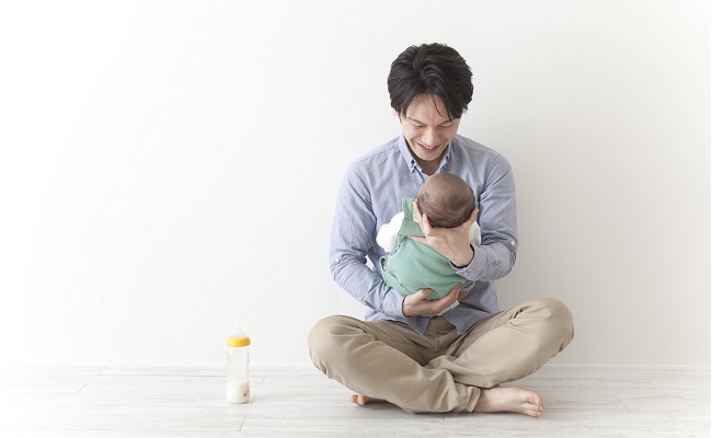 パパを全力笑顔でお見送りして、いなくなった瞬間悲しむ赤ちゃんが可愛すぎる