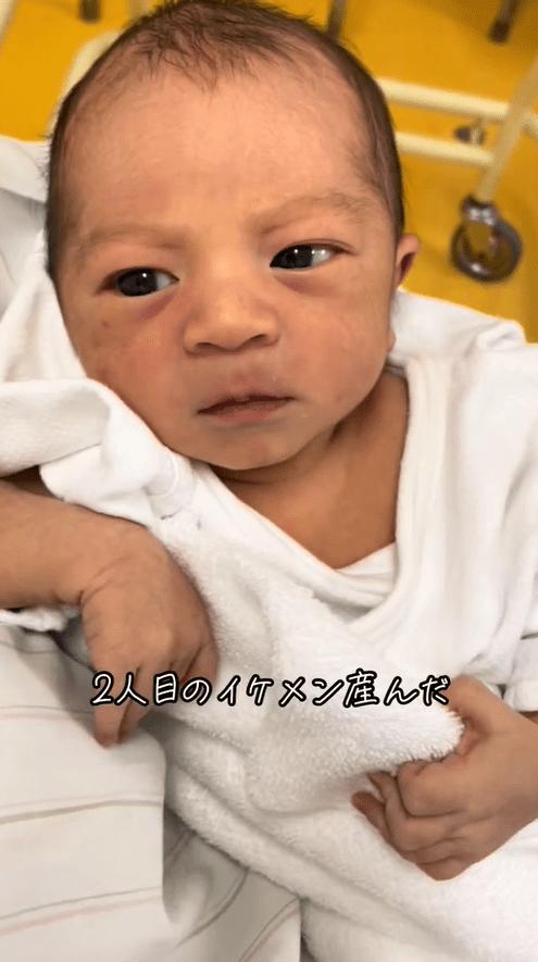 新生児らしからぬ、顔の完成度と貫禄と眼力。次男新生児第二子男の子ベビーイケメン
