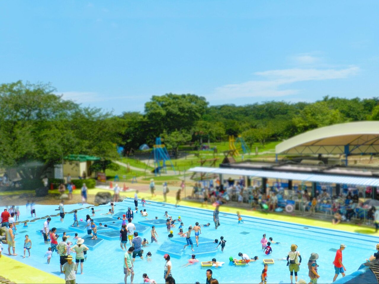 水遊び場で公園で水遊びを楽しんでいる小さな女の子。夏の日の写真素材・画像素材 Image 141048874