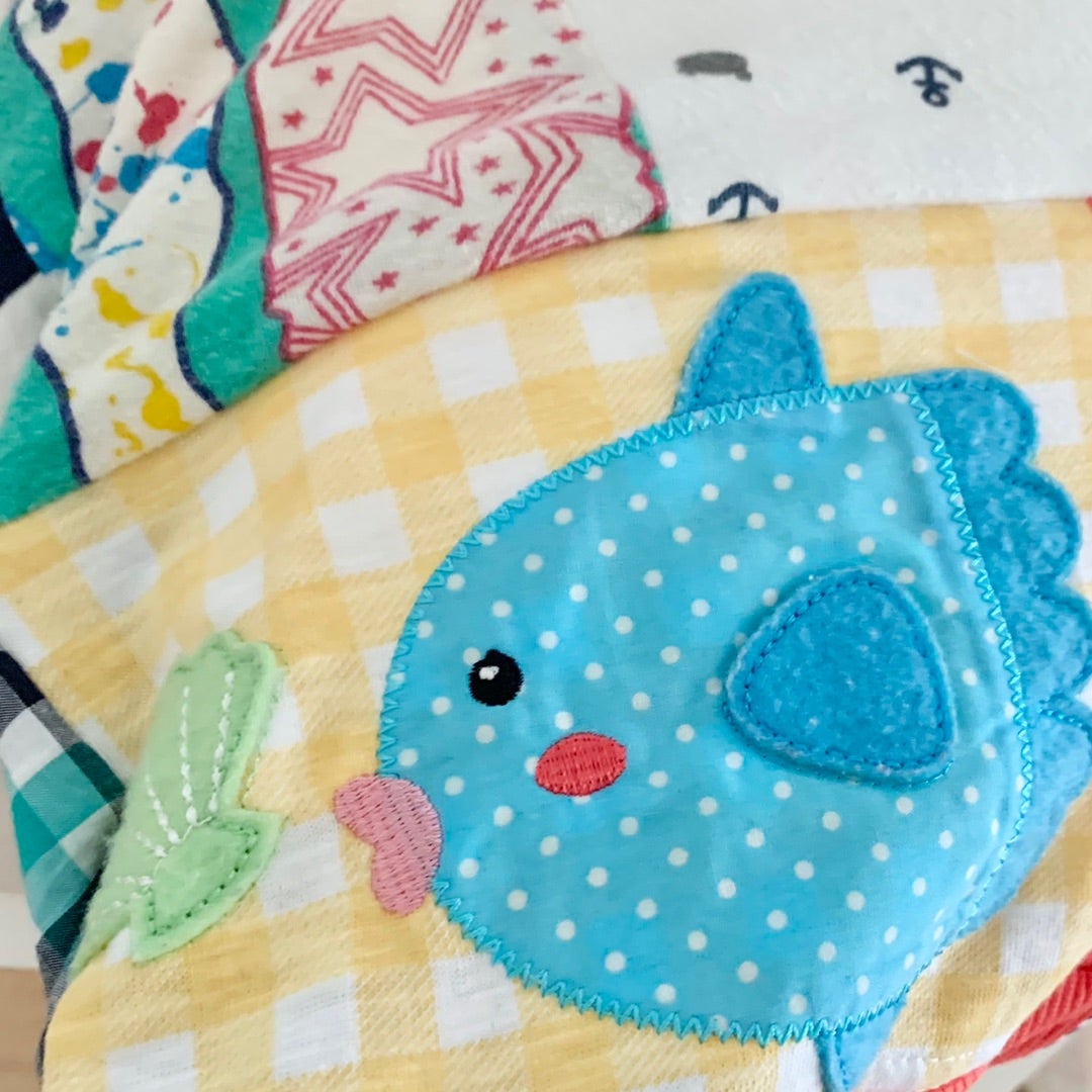 𖧷 ベビー服3着をパッチワークして 子供用のミニバッグにリメイクしました𓈒𓏸𓐍 Xではじめてバズってたくさんの方にご好評いただいたのがこちらのバック☺️💓 ハサミを入れるのに戸惑うほどに可愛いベビー服たち お客様の思い出のお洋服を大切に丁寧に繋ぎ合わせまし