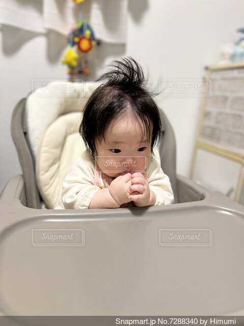 ベビーチェアに座る赤ちゃん 0歳 生後7か月 女の子 日本人写真素材6659529- フォトライブラリ