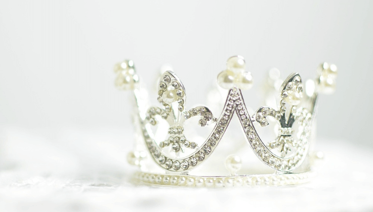 ハーフバースデー 王冠 フェルト 作り方 100均 無料型紙フェルト王冠 フェルトクラウン かんむり ティアラ風 簡単 手作り ハンドメイド 雑貨アイデア縫わない 針・糸を使わない 簡単 手芸おしゃれ かわいい 赤ちゃん ベビー 子供 誕生日 お祝い ハッピーバースデー