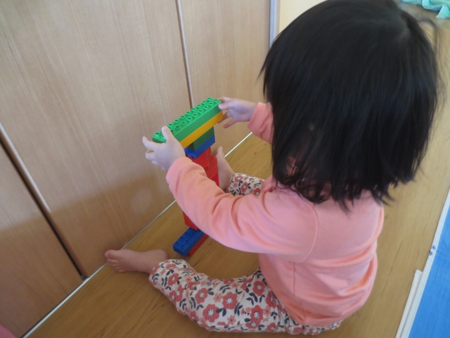 3歳児が一人遊びするために必要な小さな工夫イヤイヤ期も乗り越えられる！自分で考えて、行動できる子ども を育てるための声がけと遊び方 おうちモンテ☆田草川かおる