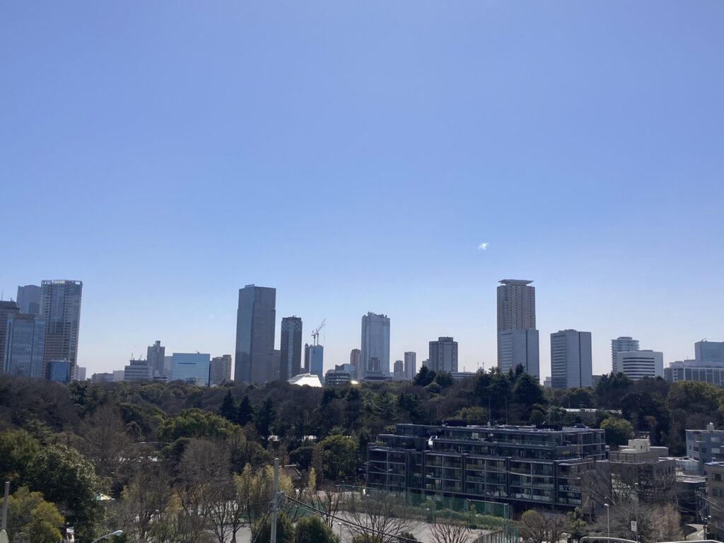 映画「君の名は。」の瀧くんのマンションの場所を特定しました。映画のシーンと実物が遠景も近景も完全に一致する場所を見つけました