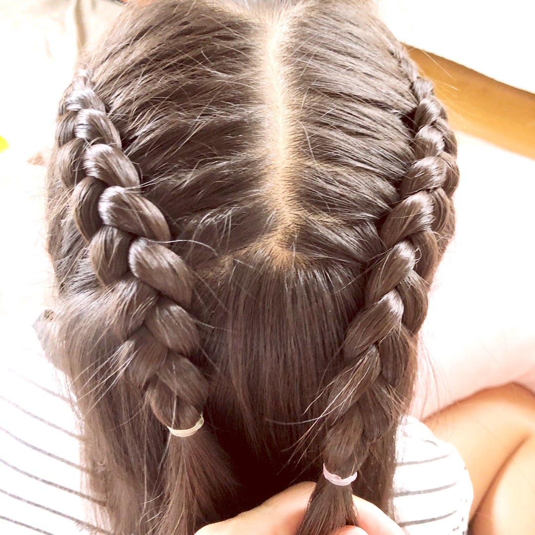 本日のヘアアレンジ👧🏻ポニーテールアレンジ 休日ヘア🌸 昨日のアレンジです‼︎ ヘアアレンジ動画あり❣️ ポニーテール→三つ編み2本です。子供ヘアアレンジキッズヘアアレンジヘアアレンジ簡単アレンジ時短ヘアアレンジ ヘアアレンジ解説ヘアアレンジ