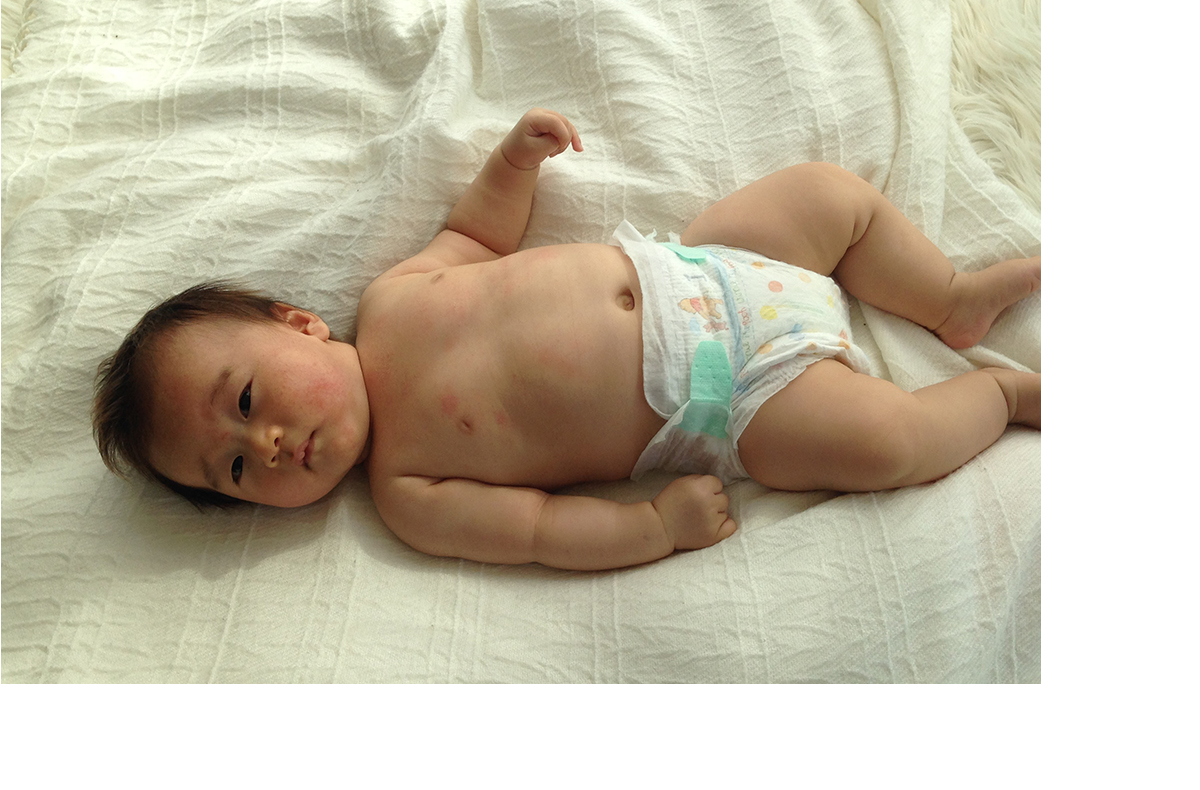 おむつの交換を待つ赤ちゃん 写真素材1000177- フォトライブラリ