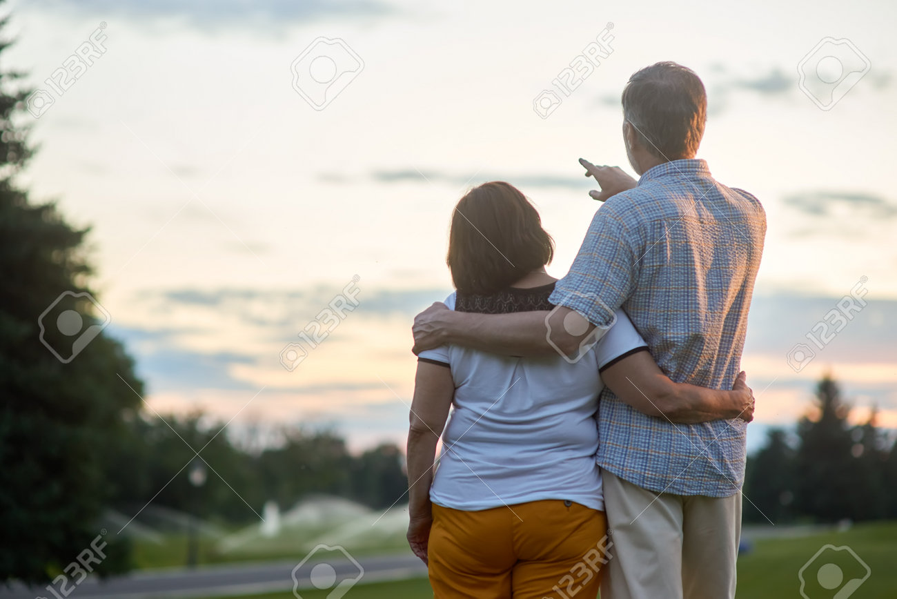 羨ましい？恥ずかしい？＞40代の夫婦、自宅近くで手をつないで歩ける？知人に見られても大丈夫？ママスタセレクト